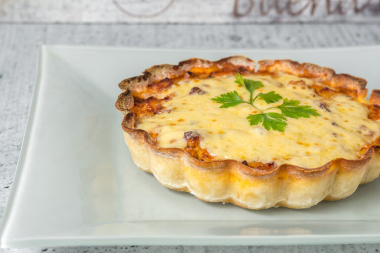 Tarta de jamón y queso individual en plato blanco